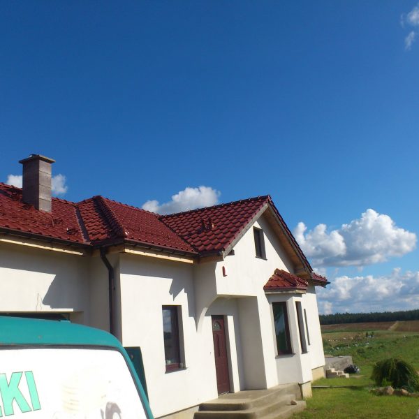 Stylowy dach z dachówki Röben Piemont kasztan, łączącej trwałość z naturalną estetyką.